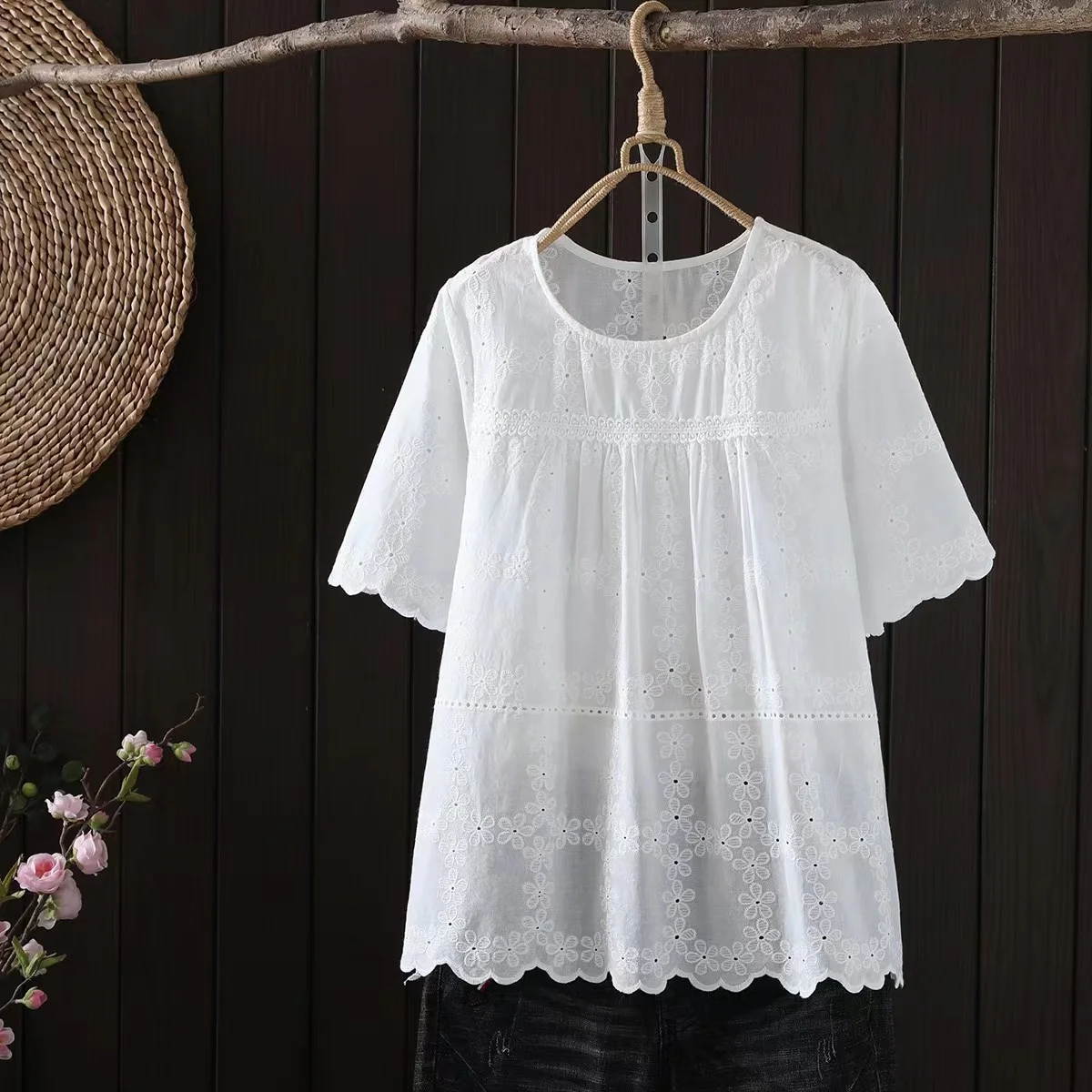 100% Cotton Bohemian Floral Embroidery White Lace Shirt For Women Tops Vintage Ethnic O Neck Short Sleeve Blusas Boho Clothing
100% Cotton Bohemian Floral Embroidery White Lace Shirt For Women Tops Vintage Ethnic O Neck Short Sleeve Blusas Boho Clothing