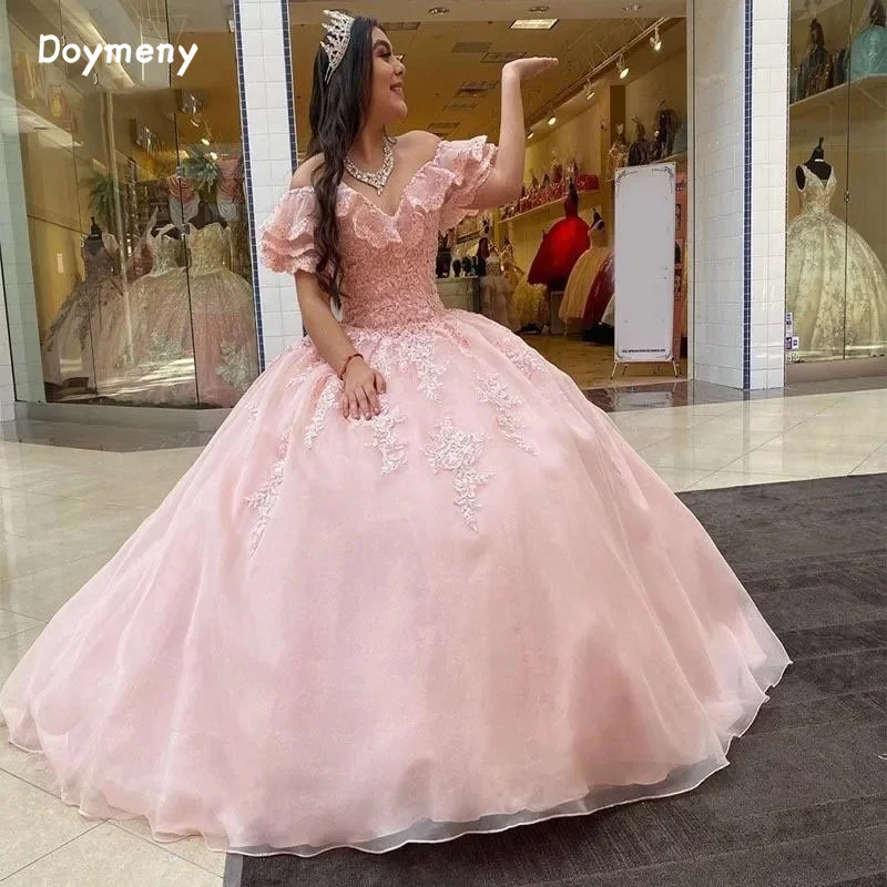 

Doymeny платья для Quinceanera с открытыми плечами аппликации из бисера Кружева тюля бальное платье длиной до пола милое 16 длинное платье для выпускного вечера