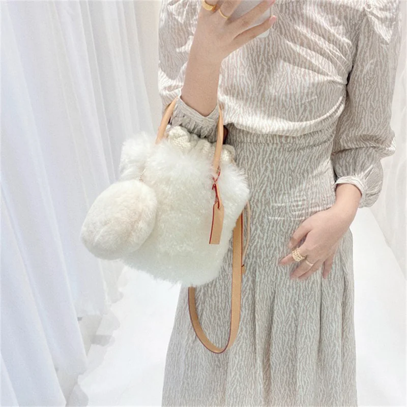 Women's Luxury Plush Bucket Bag High Quality Wool-fur Bucket Handbag New Knitted Fluffy Drawstring Closed Satchel
Women's Luxury Plush Bucket Bag High Quality Wool-fur Bucket Handbag New Knitted Fluffy Drawstring Closed Satchel