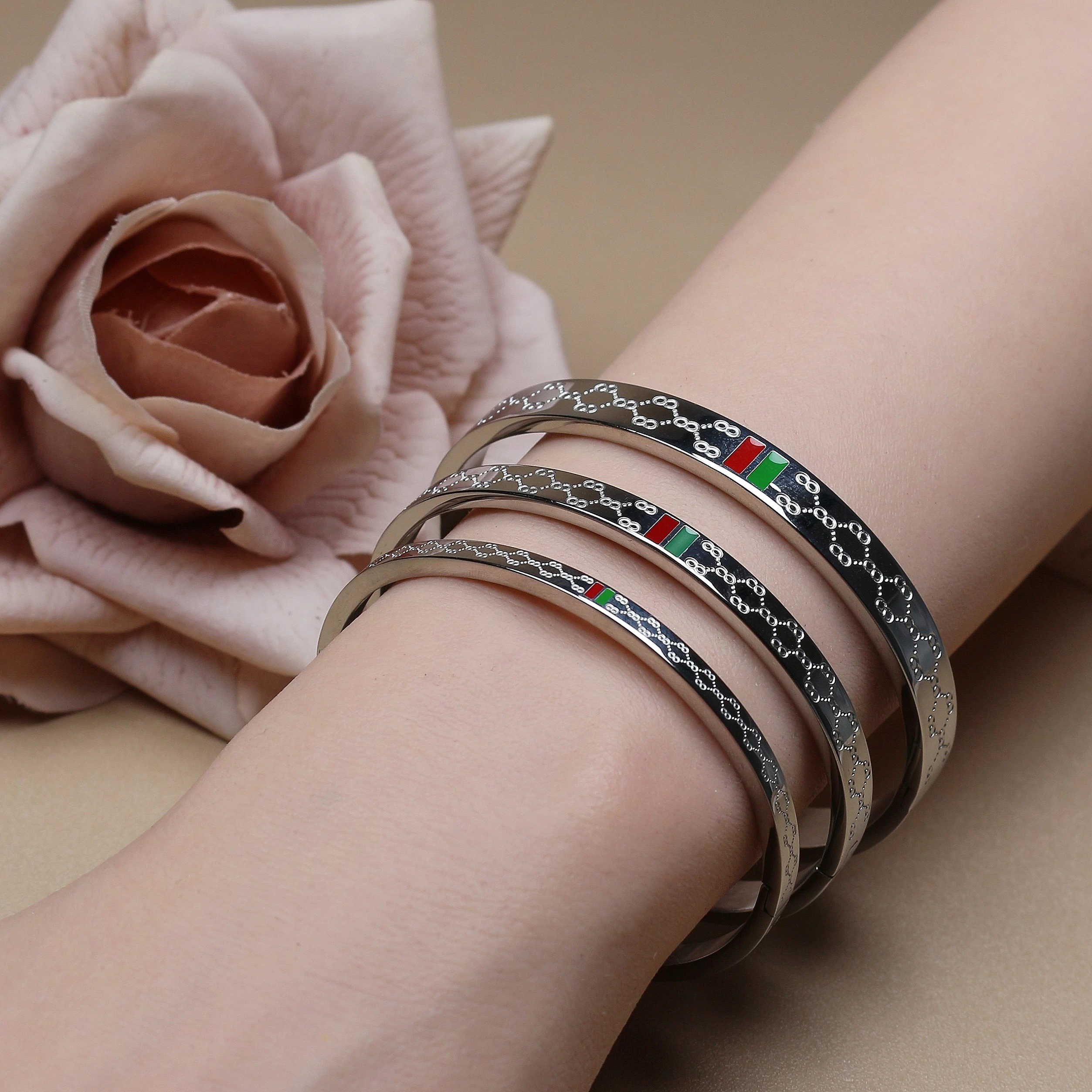 18 K Gold Plated Stainless Steel 55 MM Red/Green Bangles , Fashionable Jewelry For Men And Women Wholesale 18 K Gold Plated Stainless Steel 55 MM Red/Green Bangles , Fashionable Jewelry For Men And Women Wholesale