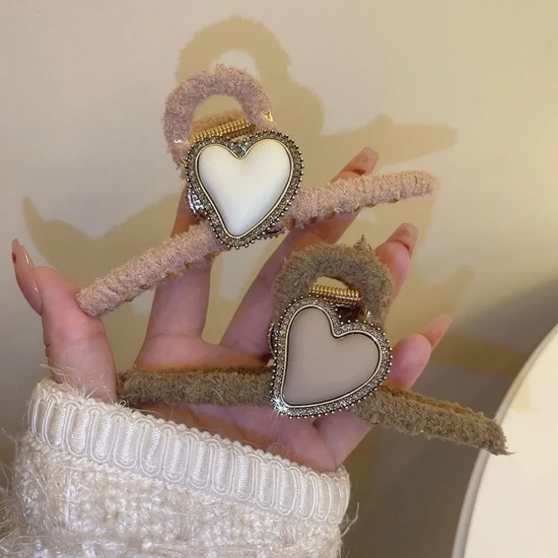 Korean velvet Heart Hair Claw French Charm Fashion Autumn/Winter Cherry Blossom Pink Clip Hair Accessories for Women Headdress
Korean velvet Heart Hair Claw French Charm Fashion Autumn/Winter Cherry Blossom Pink Clip Hair Accessories for Women Headdress