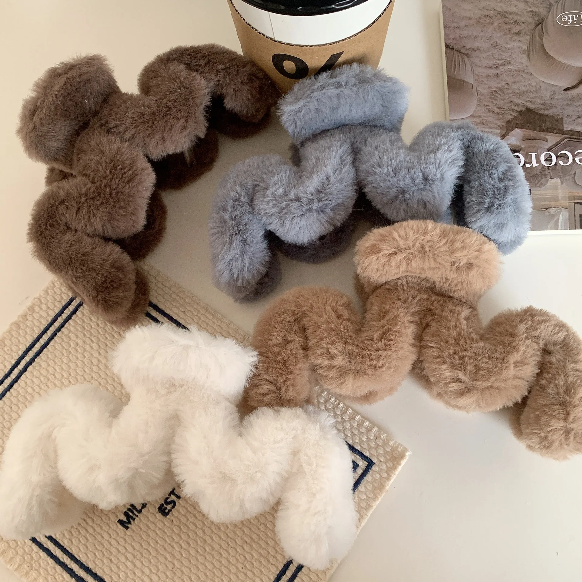 Headwear Set New Women's Fashion Claw Clip Coffee White Plush Big Hair Claw Korean Girls' Claw Barret Hair Accessories
Headwear Set New Women's Fashion Claw Clip Coffee White Plush Big Hair Claw Korean Girls' Claw Barret Hair Accessories