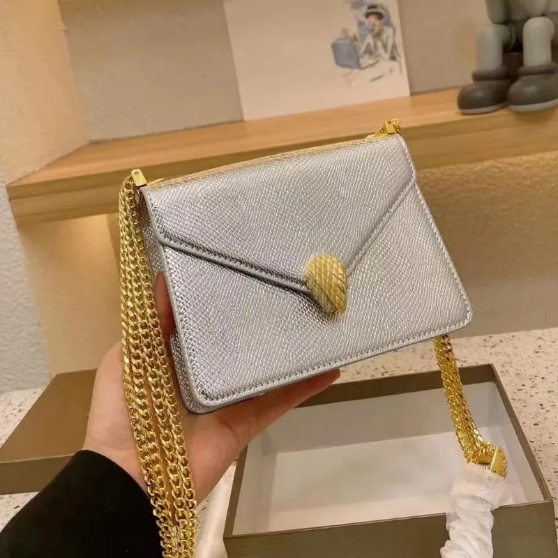 Luxury Brand Women's Shoulder Bag Handbags for Women Snake Head Button Clutche Y2k Chain High-grade Trendy Street Commuting
Luxury Brand Women's Shoulder Bag Handbags for Women Snake Head Button Clutche Y2k Chain High-grade Trendy Street Commuting