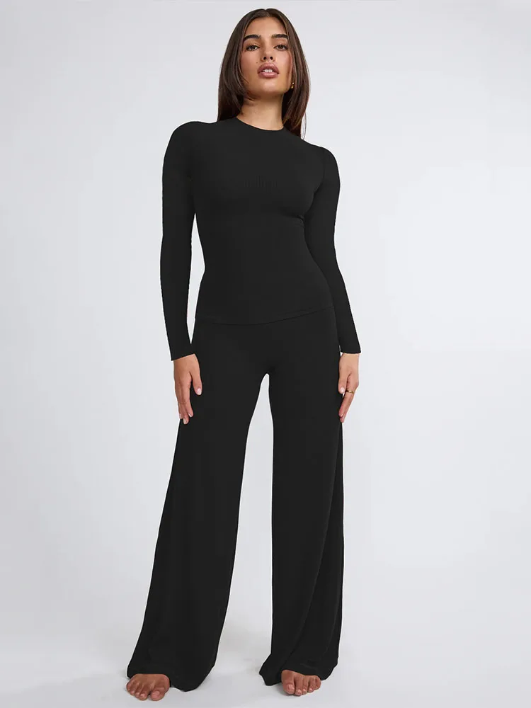 Женский комплект из двух предметов, однотонный облегающий топ в рубчик с круглым вырезом и прямые брюки с завышенной талией 
Женский комплект из двух предметов, однотонный облегающий топ в рубчик с круглым вырезом и прямые брюки с завышенной талией
