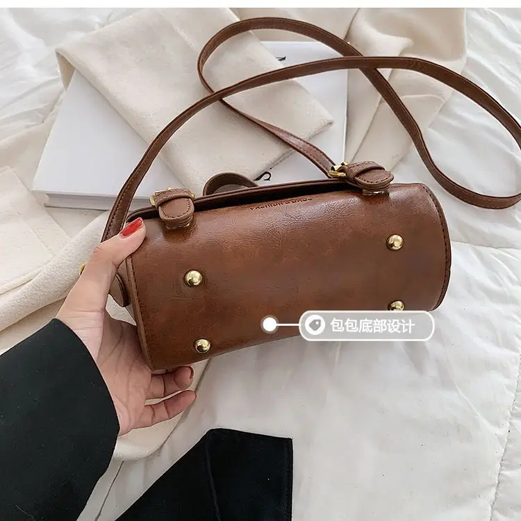 High quality cross-body small bag designed by female minority Single-shoulder new autumn and winter retro postman bag
High quality cross-body small bag designed by female minority Single-shoulder new autumn and winter retro postman bag