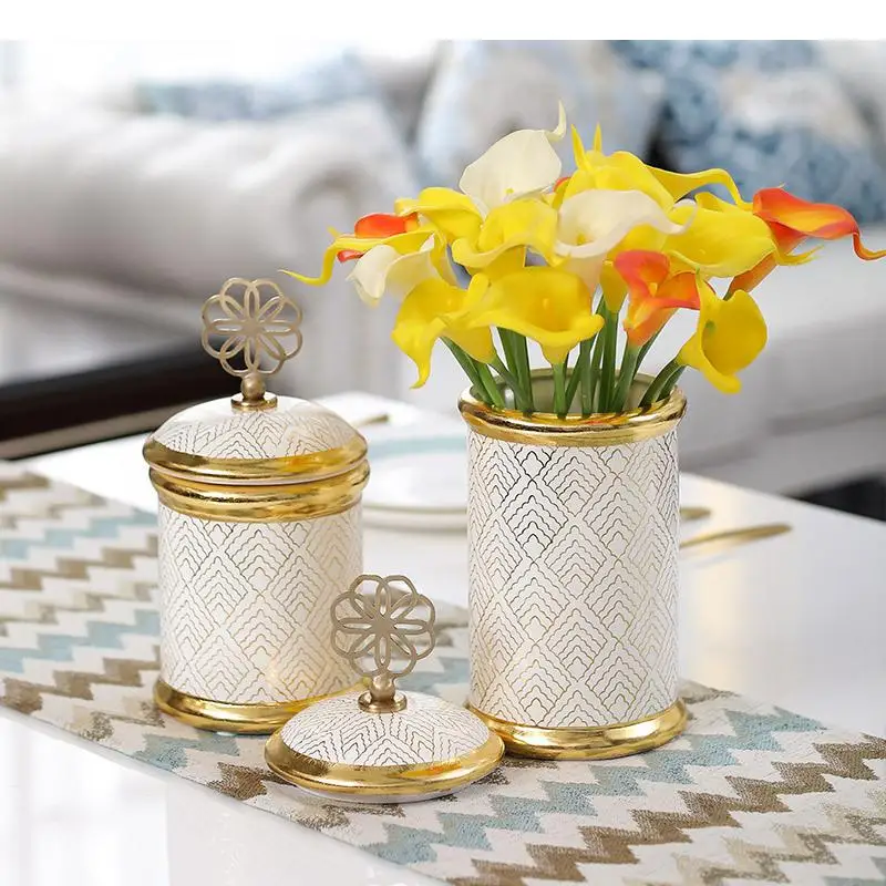 Gilded Striped Ceramic Vase Creativity Storage Jars with Lid Desk Decoration Candy Pots Tea Caddy Flower Vases Modern Home Decor
Gilded Striped Ceramic Vase Creativity Storage Jars with Lid Desk Decoration Candy Pots Tea Caddy Flower Vases Modern Home Decor