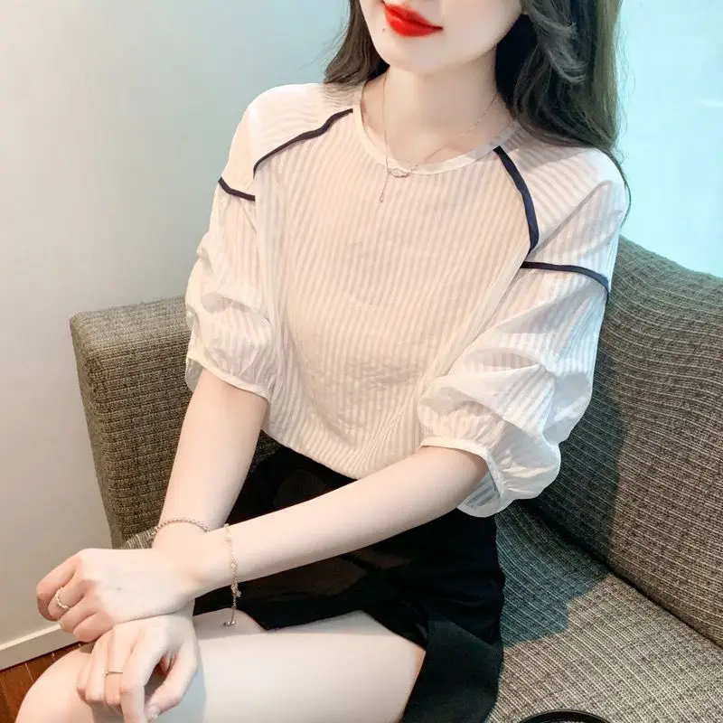 

2023 New Summer Fashion Trend Commuting Minimalist Round Neck Striped Patchwork Short Sleeved Top Casual Loose Fitting Shirt