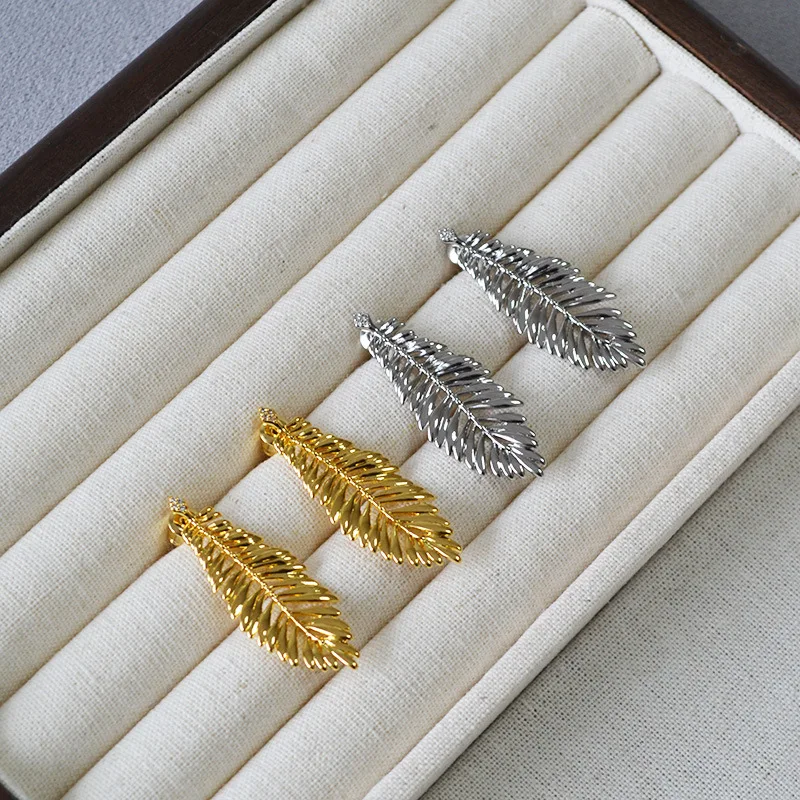LONDANY earrings European and American niche design simple three-dimensional hollow feather leaves long earrings
LONDANY earrings European and American niche design simple three-dimensional hollow feather leaves long earrings