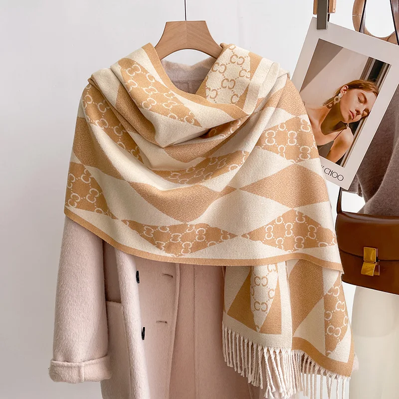 Women's New European and American Luxury Shawl Lettering Warm Double-sided 100% Cashmere Classic Surgical Large Size Scarf
Women's New European and American Luxury Shawl Lettering Warm Double-sided 100% Cashmere Classic Surgical Large Size Scarf