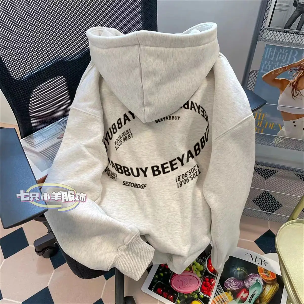 American retro niche design simple pattern hooded sweatshirts for men and women in autumn and winter loose hoodies for couples
American retro niche design simple pattern hooded sweatshirts for men and women in autumn and winter loose hoodies for couples
