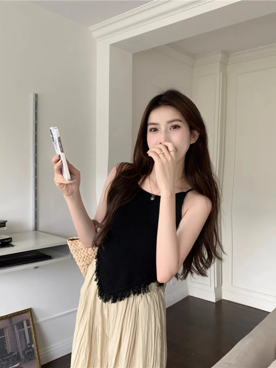 Irregular fringe knit camisole vest female summer new and sweet and spicy niche inner wear outside tops
Irregular fringe knit camisole vest female summer new and sweet and spicy niche inner wear outside tops