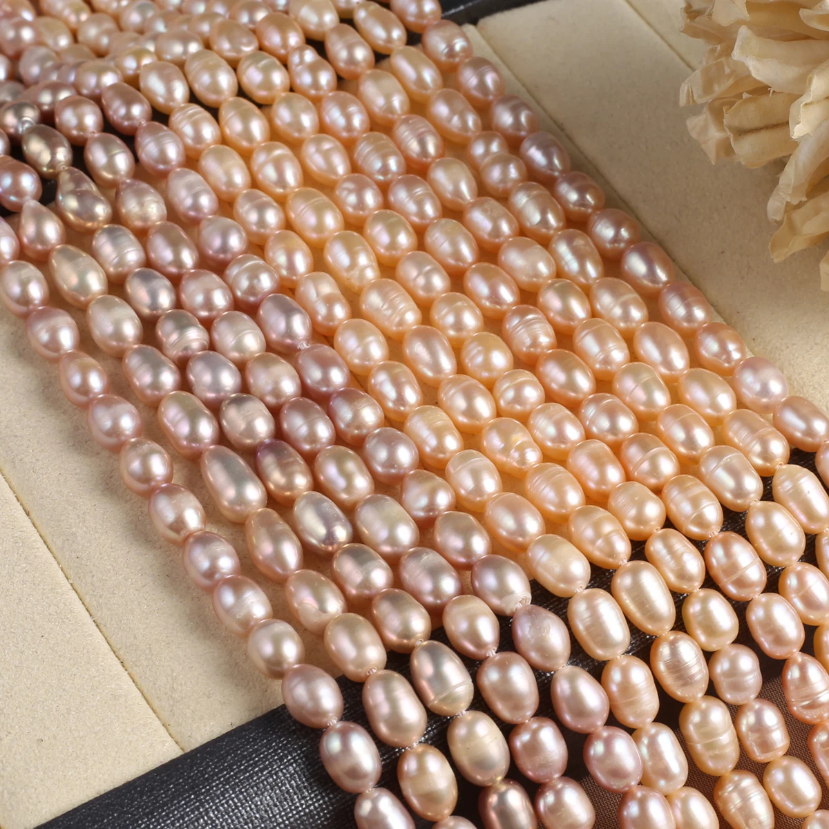 Natural Pearl Rice-Shaped Beads Exquisite Shape Elegant Appearance For DIY Jewelry Making Handmade Bracelet Necklace Length 36cm
Natural Pearl Rice-Shaped Beads Exquisite Shape Elegant Appearance For DIY Jewelry Making Handmade Bracelet Necklace Length 36cm