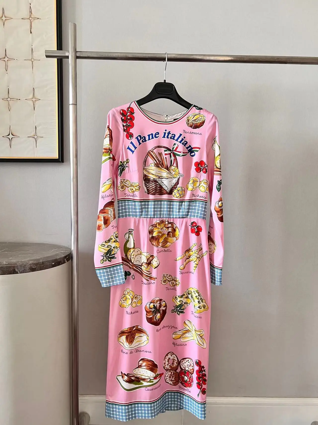 Fyion HIGH QUALITY Newest 2022 Holiday Fashion Dress Runway Sexy Women's Printed Silk Long Sleeves Midi Pink Slim Dress
Fyion HIGH QUALITY Newest 2022 Holiday Fashion Dress Runway Sexy Women's Printed Silk Long Sleeves Midi Pink Slim Dress