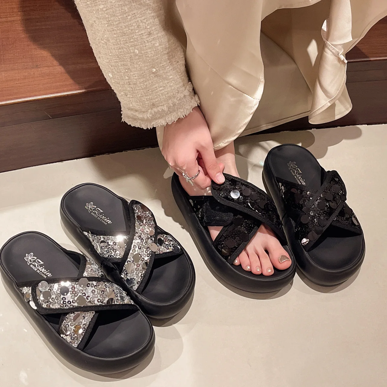 Женские низкие шлепанцы, летняя пляжная обувь, роскошные Сланцы на платформе, мягкие дизайнерские шлепанцы Sabot, модные блестящие римские шлепанцы из искусственной кожи на расширяющемся книзу каблуке, 2024
Женские низкие шлепанцы, летняя пляжная обувь, роскошные Сланцы на платформе, мягкие дизайнерские шлепанцы Sabot, модные блестящие римские шлепанцы из искусственной кожи на расширяющемся книзу каблуке, 2024