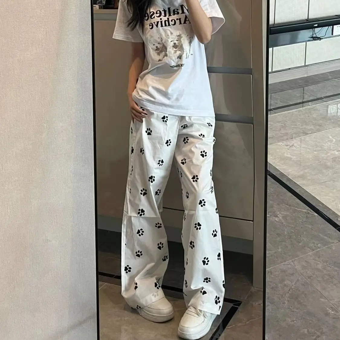 American cute dog footprint printed sweatpants straight white simple casual niche wide leg Korean version slimming trousers y2k
American cute dog footprint printed sweatpants straight white simple casual niche wide leg Korean version slimming trousers y2k