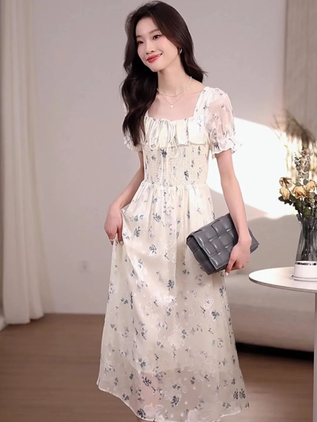 2024 Fragmented Flower Dress Women's Summer New Chiffon Beach Vacation First Love Skirt Square Neck Bubble Sleeve Long Skirt
2024 Fragmented Flower Dress Women's Summer New Chiffon Beach Vacation First Love Skirt Square Neck Bubble Sleeve Long Skirt