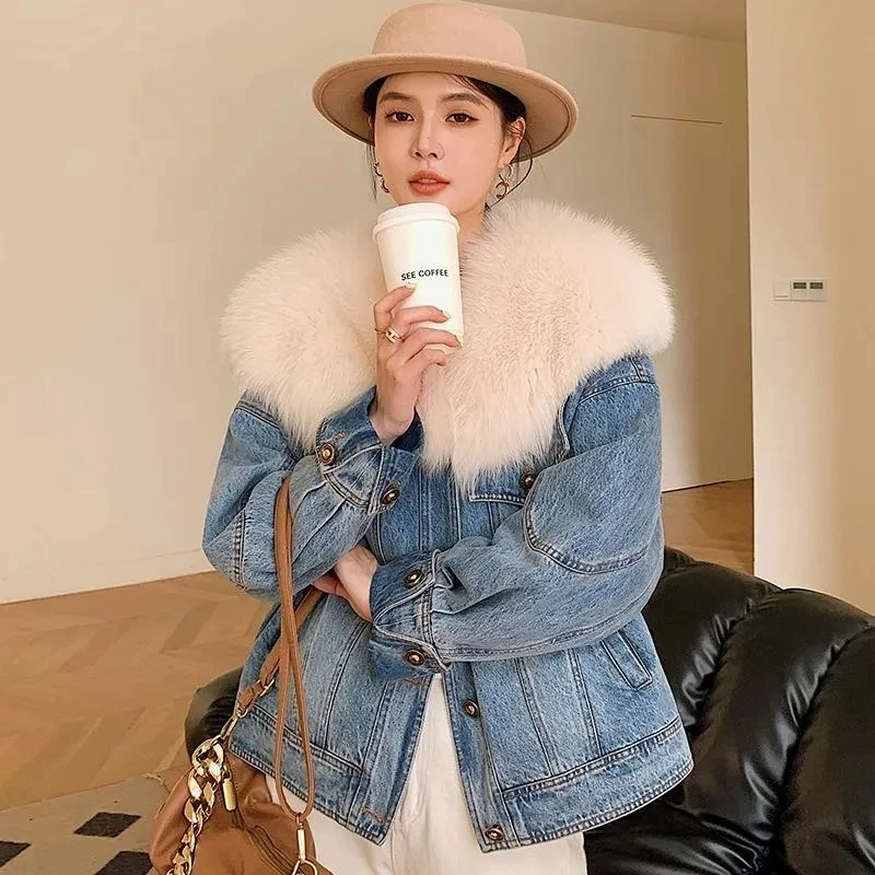 

2023 Womens Winter Down Denim Jacket With Big Fake Fur Callor Street Style Thick Warm Lining Jean Jackets and Coats Super Cool