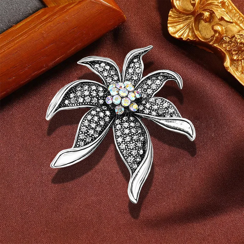 Vintage New High-End Lily Brooch Fashionable European American Rhinestone Badge Luxurious Men/Women's Clothing Accessories
Vintage New High-End Lily Brooch Fashionable European American Rhinestone Badge Luxurious Men/Women's Clothing Accessories
