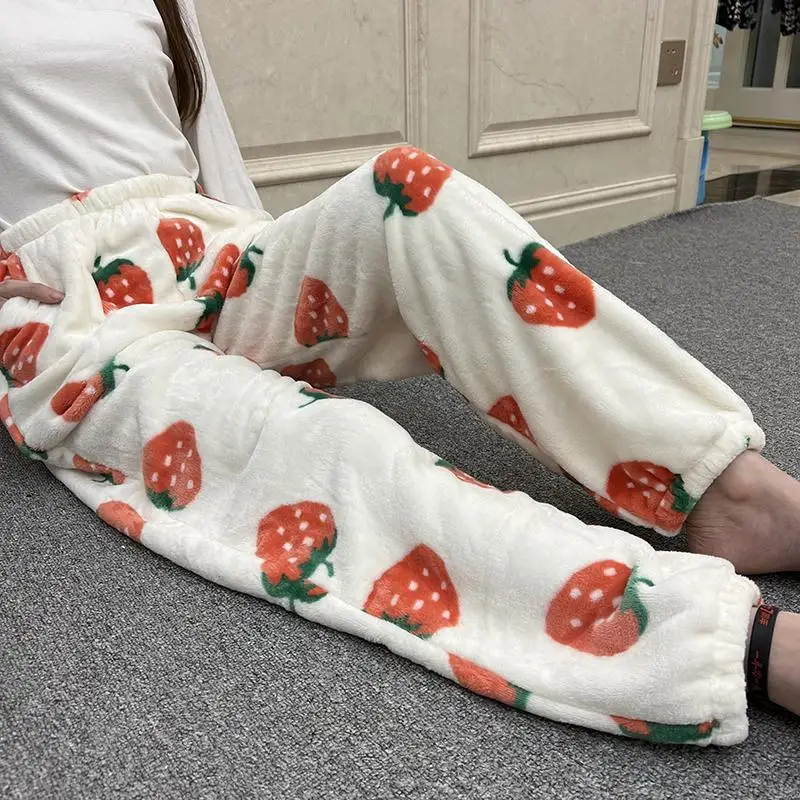 Новые зимние фланелевые пижамные штаны с принтом клубники и кораллового бархата Y2k Kawaii Harajuku домашняя пижама с мехом
Новые зимние фланелевые пижамные штаны с принтом клубники и кораллового бархата Y2k Kawaii Harajuku домашняя пижама с мехом