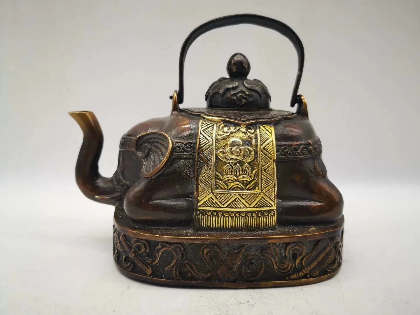 Antique Bronze Ware Collection Antique Gilded Purple Copper Auspicious Wine Pot, Tea Pot, Elephant Portable Pot
Antique Bronze Ware Collection Antique Gilded Purple Copper Auspicious Wine Pot, Tea Pot, Elephant Portable Pot
