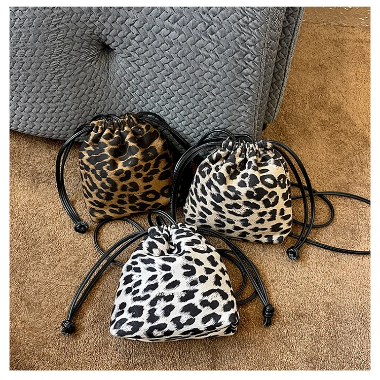 Fashion Corduroy Personalized Winter Leopard Print Cell Phone Bag Mini Autumn and Winter Ladies Drawstring Shoulder Bag
Fashion Corduroy Personalized Winter Leopard Print Cell Phone Bag Mini Autumn and Winter Ladies Drawstring Shoulder Bag