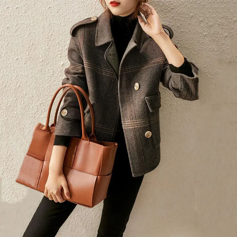 2022 autumn and winter new fashion loose and thin temperament plaid stitching short coat office lady clothes jacket women
2022 autumn and winter new fashion loose and thin temperament plaid stitching short coat office lady clothes jacket women