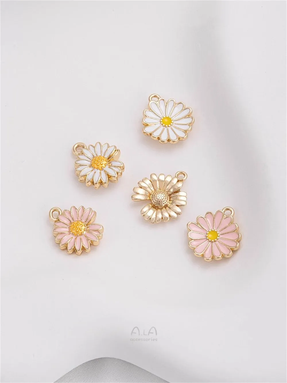 

14K Gold Drop Oil Small Daisy Pendant White Pink Chrysanthemum Pendant DIY Bracelet Necklace Jewelry Charms Pendant K578