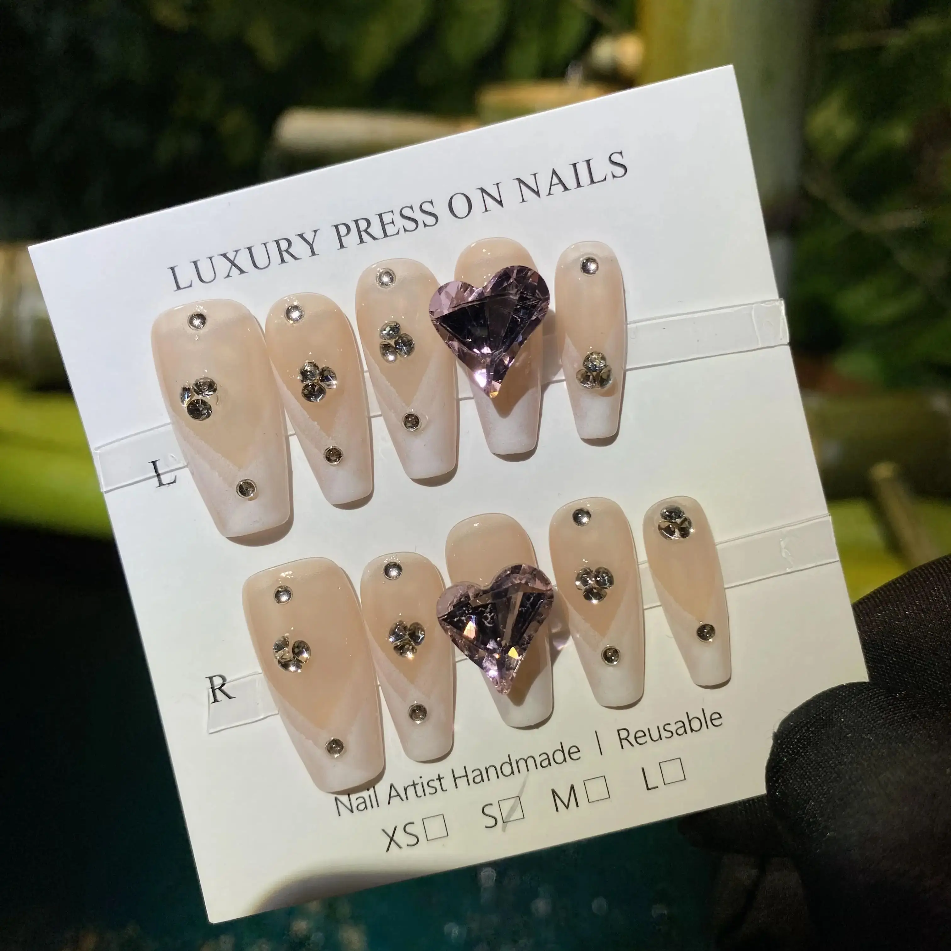 Изысканная нажимная накладка на ногти ручной работы со съемным и многоразовым дизайном, роскошный стиль с отбеливающим эффектом № C247
Изысканная нажимная накладка на ногти ручной работы со съемным и многоразовым дизайном, роскошный стиль с отбеливающим эффектом № C247