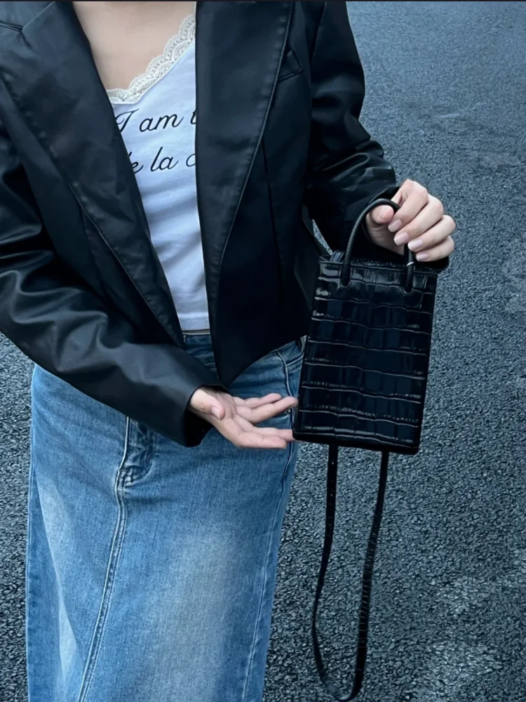 Classic White Black Letter Mobile Phone Bag Unisex Alligator Pattern Embossed Shopping Bag men's Lady's Trend Tote Crossbody Bag
Classic White Black Letter Mobile Phone Bag Unisex Alligator Pattern Embossed Shopping Bag men's Lady's Trend Tote Crossbody Bag