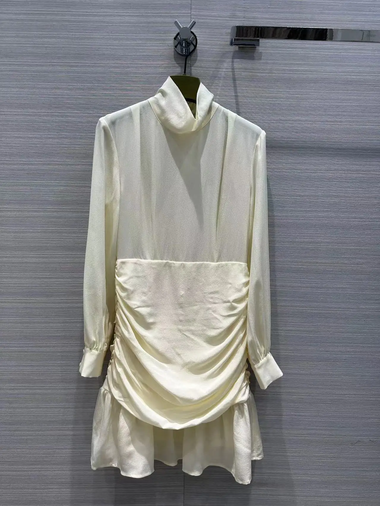 High Quality 2023 Summer Women Fashion Runway Silk Dress Solid Long Sleeves Draped Ladies Mini Dresses
High Quality 2023 Summer Women Fashion Runway Silk Dress Solid Long Sleeves Draped Ladies Mini Dresses