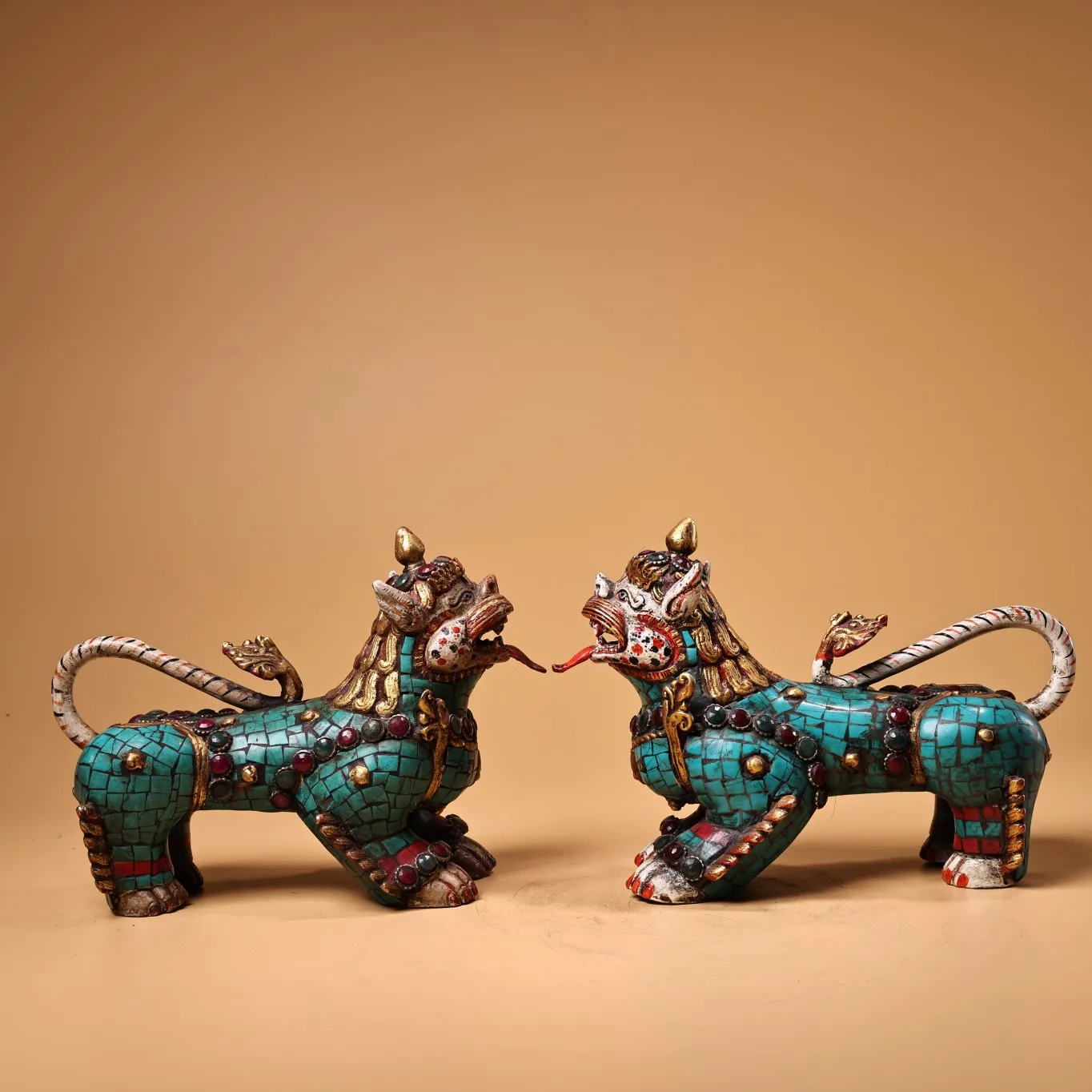 7"Tibet Temple Collection Old Bronze Outline in gold Mosaic Gem Turquoise Tibet Lion Statue A Pair Divine beast Town house
7"Tibet Temple Collection Old Bronze Outline in gold Mosaic Gem Turquoise Tibet Lion Statue A Pair Divine beast Town house