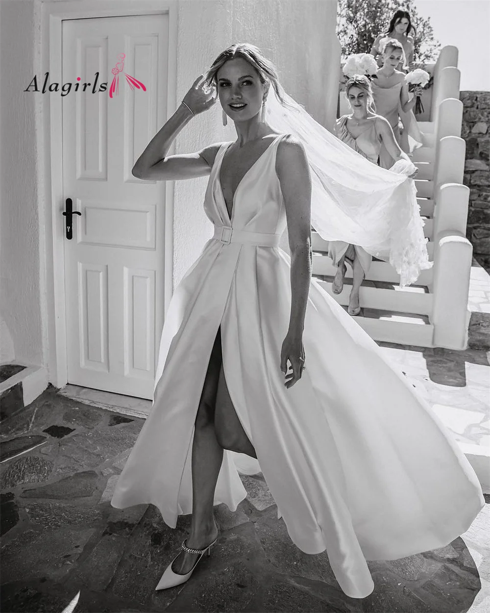 Платье свадебное с V-образным вырезом, без рукавов
Платье свадебное с V-образным вырезом, без рукавов