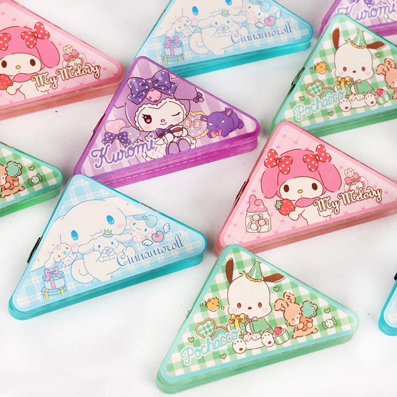 4 шт. Kawaii Sanrio, треугольный зажим, креативный угловой зажим, мультяшный Kuromi Melody Book, бумажный угловой зажим, папка, зажим для хранения на столе
4 шт. Kawaii Sanrio, треугольный зажим, креативный угловой зажим, мультяшный Kuromi Melody Book, бумажный угловой зажим, папка, зажим для хранения на столе