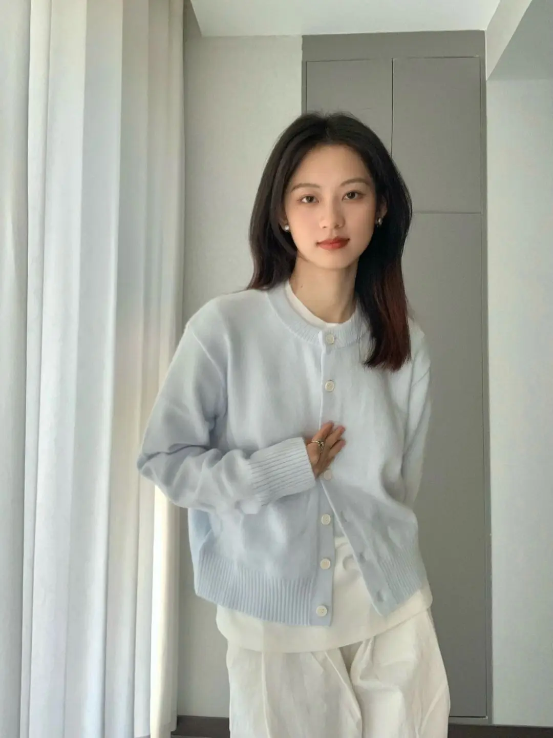 Korean soft light blue cardigan jumper jacket glutinous new knitted short section 2024 autumn outerwear top simple
Korean soft light blue cardigan jumper jacket glutinous new knitted short section 2024 autumn outerwear top simple