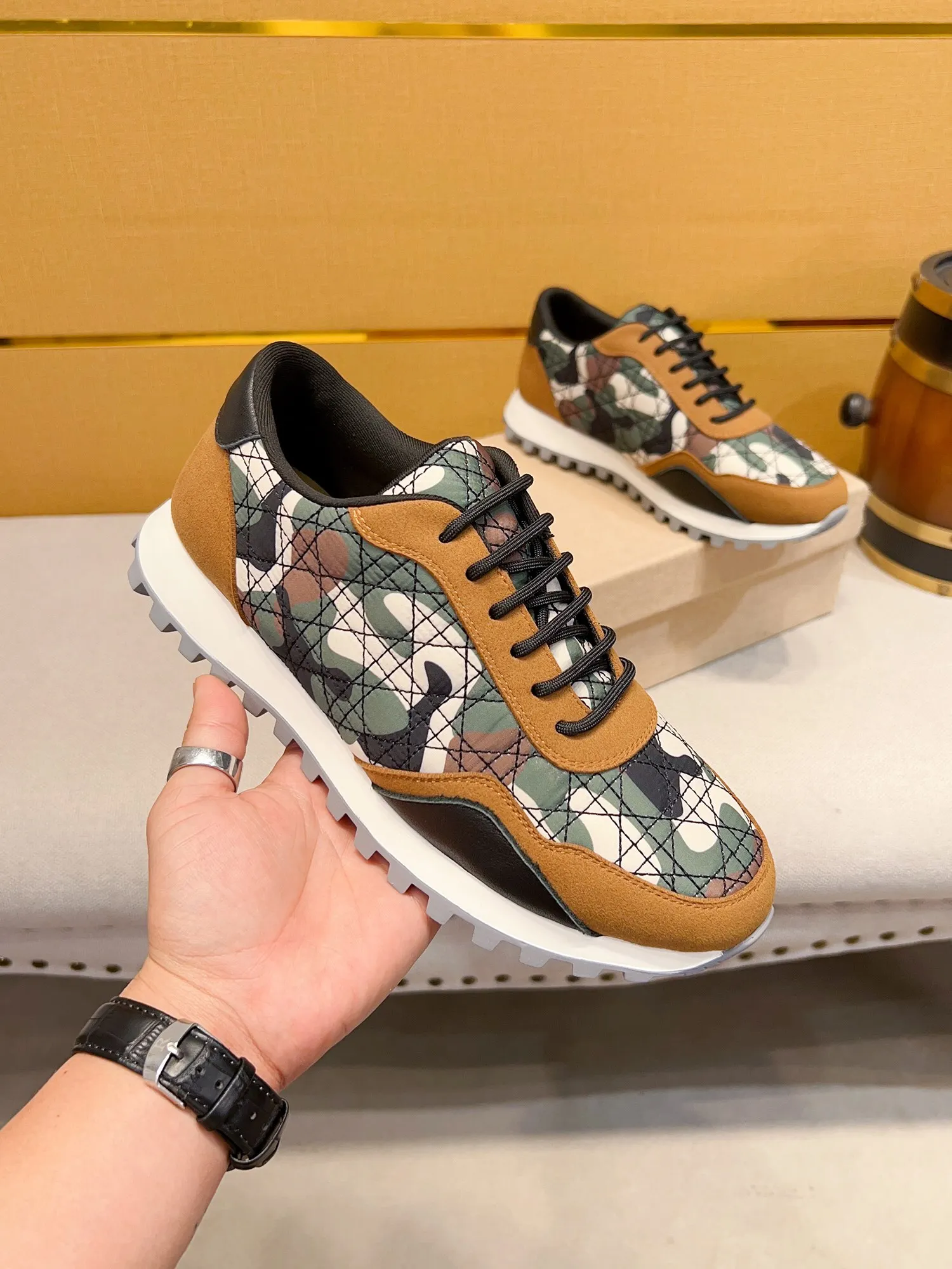 New Classic High quality Men's Top Genuine leather Sports shoes Luxury fashion flat bottom sneaker Running shoes
New Classic High quality Men's Top Genuine leather Sports shoes Luxury fashion flat bottom sneaker Running shoes