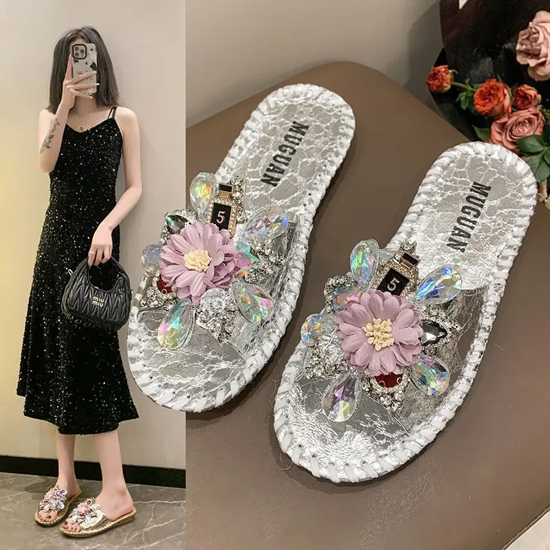 2024 New Fairy Style Retro Soft Sole Pearl Flower Flat Bottom Slippers Women's Straight Line Beach Slippers
2024 New Fairy Style Retro Soft Sole Pearl Flower Flat Bottom Slippers Women's Straight Line Beach Slippers