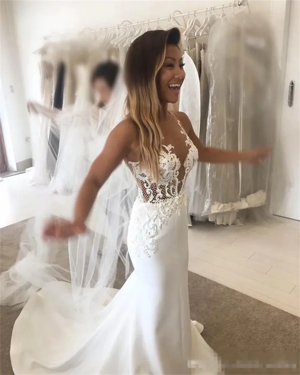 Sexy Backless V-Neck Satin Wedding Dresses For Women Sleeveeless Mernaid Lace Appliques Bride Gown New Formal Evenig Party Dress
Sexy Backless V-Neck Satin Wedding Dresses For Women Sleeveeless Mernaid Lace Appliques Bride Gown New Formal Evenig Party Dress