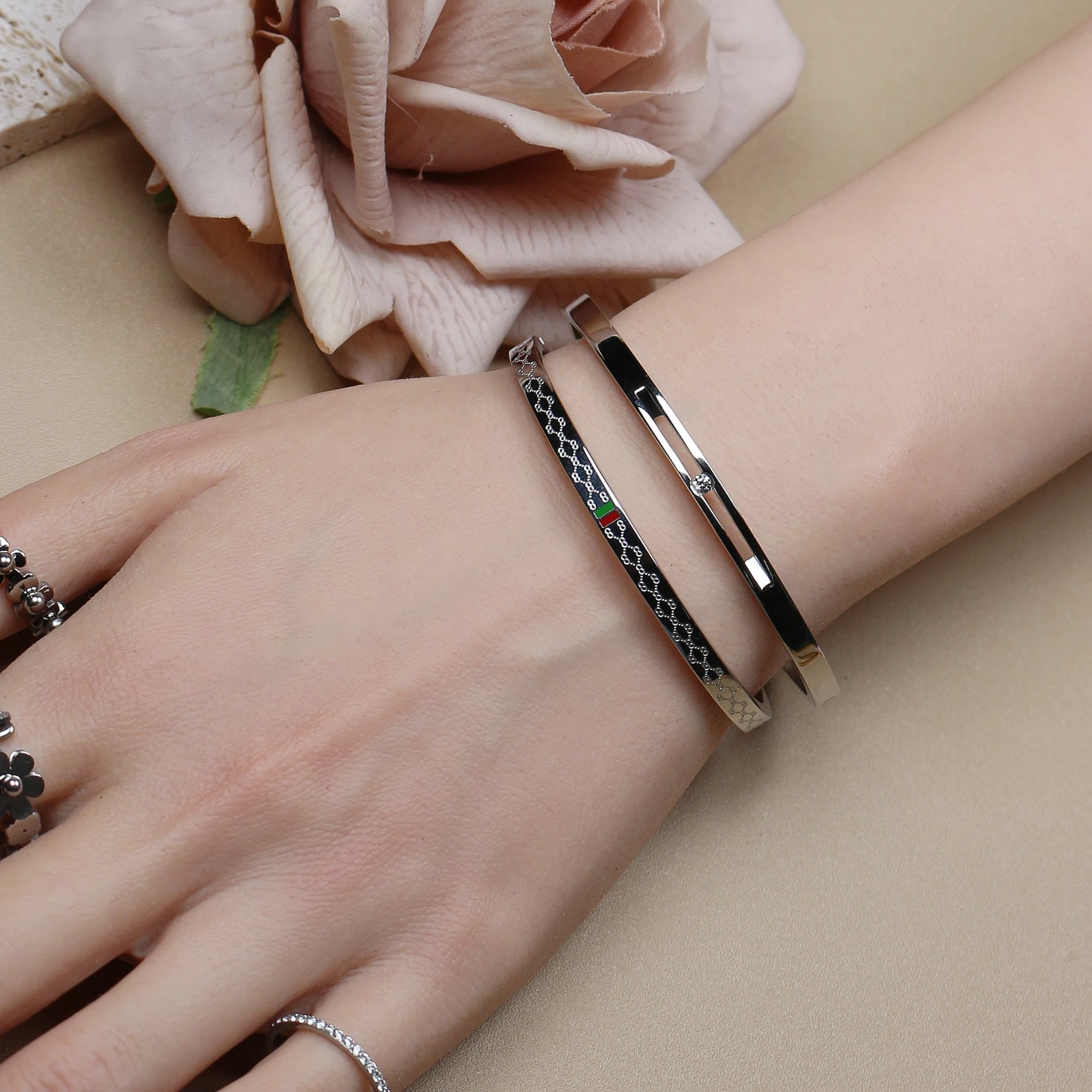 18 K Gold Plated Stainless Steel 55 MM Red/Green Bangles , Fashionable Jewelry For Men And Women Wholesale 18 K Gold Plated Stainless Steel 55 MM Red/Green Bangles , Fashionable Jewelry For Men And Women Wholesale