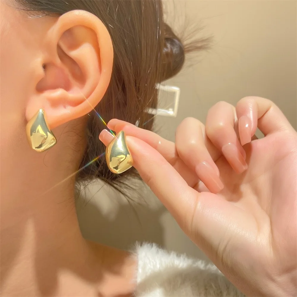 2023 Ins Simple Smooth Bean Earrings Fashion Temperament Small Geometric C-shaped Earrings Golden Boutique Earrings Fashion
2023 Ins Simple Smooth Bean Earrings Fashion Temperament Small Geometric C-shaped Earrings Golden Boutique Earrings Fashion