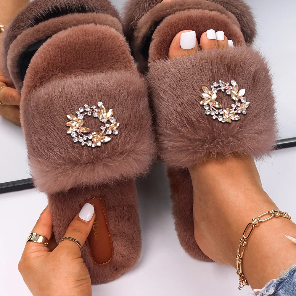 Crystal Wreath Decor Faux Fur Cozy Slippers for Women Winter Warm Luxury Rhinestone Sandals Slides Flip Flops Designer Shoes
Crystal Wreath Decor Faux Fur Cozy Slippers for Women Winter Warm Luxury Rhinestone Sandals Slides Flip Flops Designer Shoes