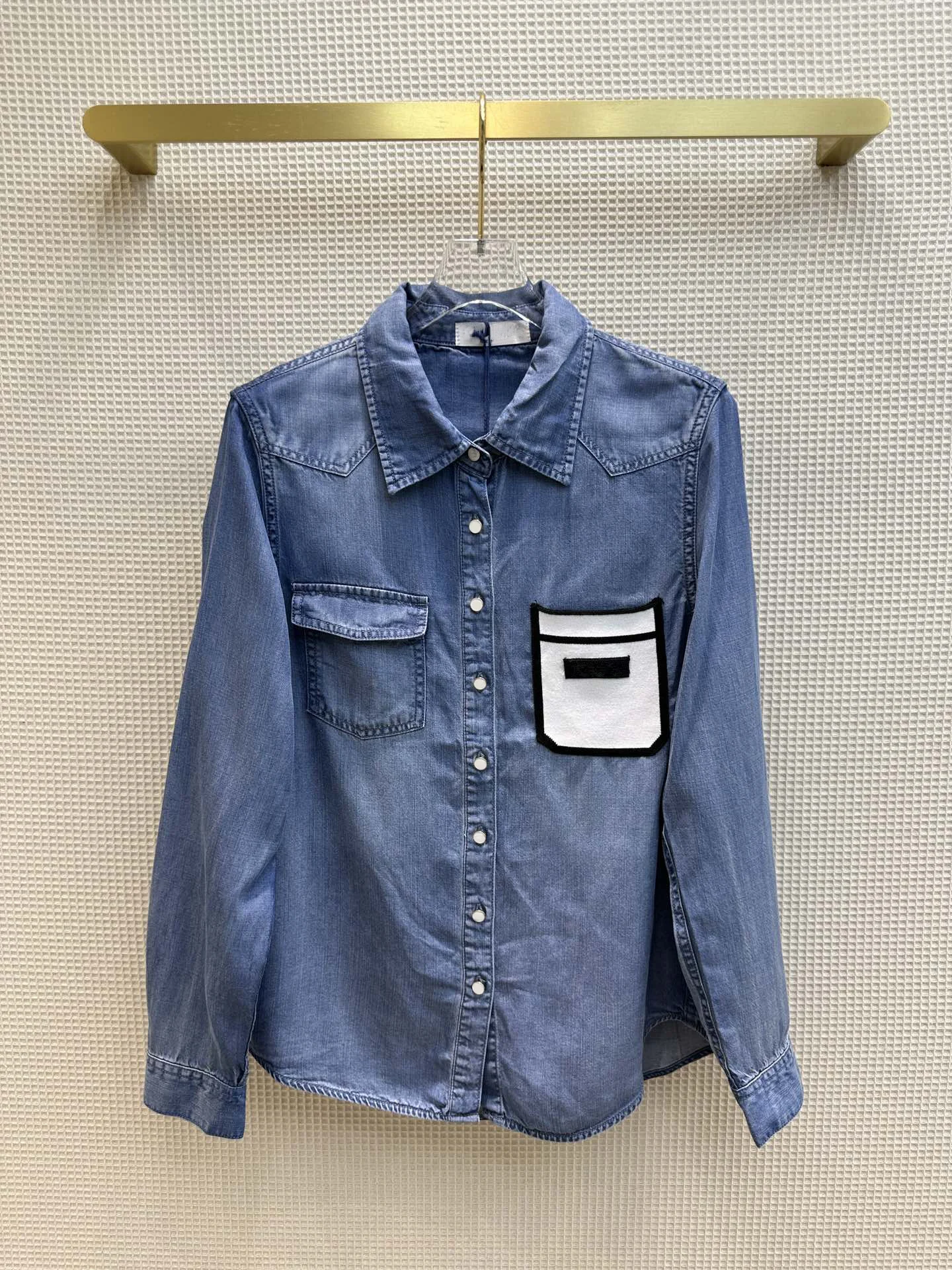 2023Pocket trim denim shirt American retro style easy to create chic retro girl9.4
2023Pocket trim denim shirt American retro style easy to create chic retro girl9.4