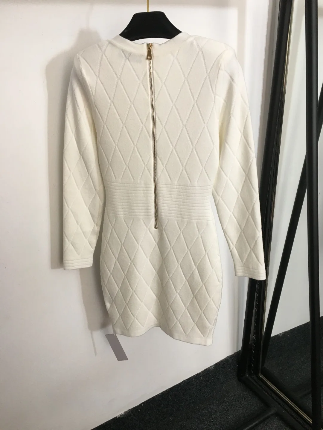 2023 Latest Hot Diamond Checker Wrapped Hip Waist V-Neck Long Sleeve Knitted Shoulder Pad Dress
2023 Latest Hot Diamond Checker Wrapped Hip Waist V-Neck Long Sleeve Knitted Shoulder Pad Dress