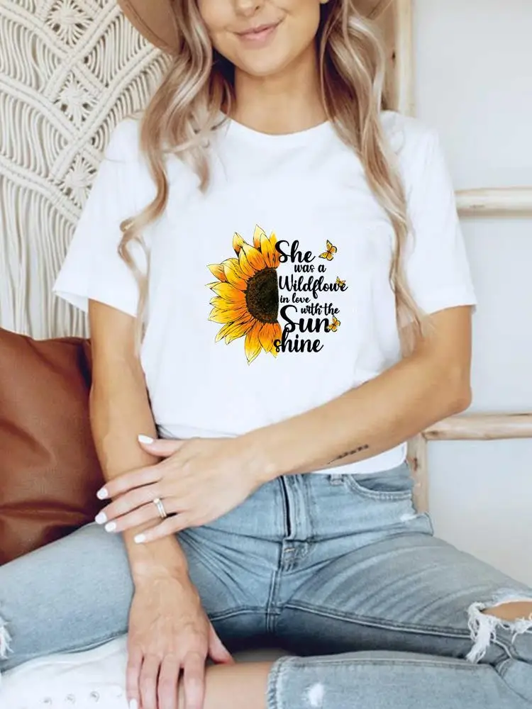 Футболка женская базовая с коротким рукавом и принтом, милая трендовая одежда в стиле 90-х с цветочными буквами, модный топ с графическим принтом, на лето
Футболка женская базовая с коротким рукавом и принтом, милая трендовая одежда в стиле 90-х с цветочными буквами, модный топ с графическим принтом, на лето