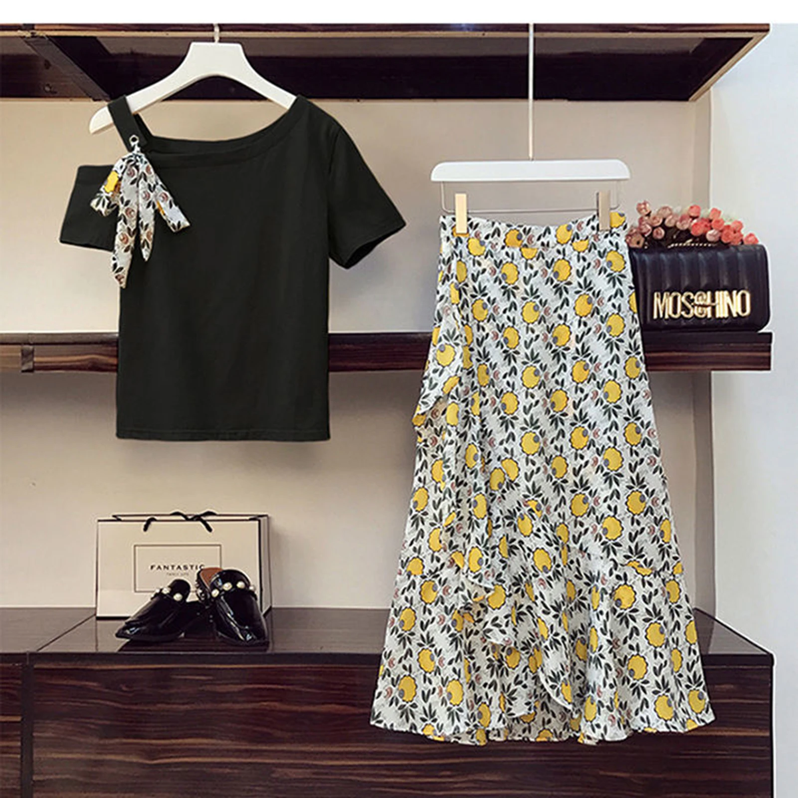 Women's Summer Casual Set Flower Print Ruffle Edge Decoration Loose A-line Half Skirt+Off Shoulder Design T-shirt Top Two-Piece
Women's Summer Casual Set Flower Print Ruffle Edge Decoration Loose A-line Half Skirt+Off Shoulder Design T-shirt Top Two-Piece