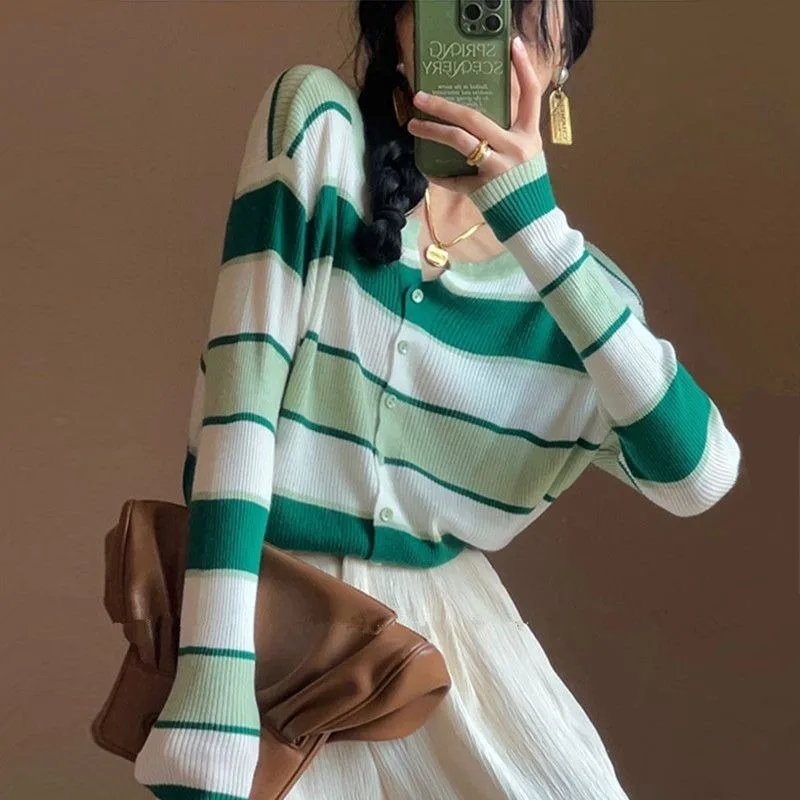 2023 Autumn and Winter New Women Sweater Loose Stripe Top Warm Outwear Fashionable Knitted Cardigan V-neck Casual Outcoat
2023 Autumn and Winter New Women Sweater Loose Stripe Top Warm Outwear Fashionable Knitted Cardigan V-neck Casual Outcoat