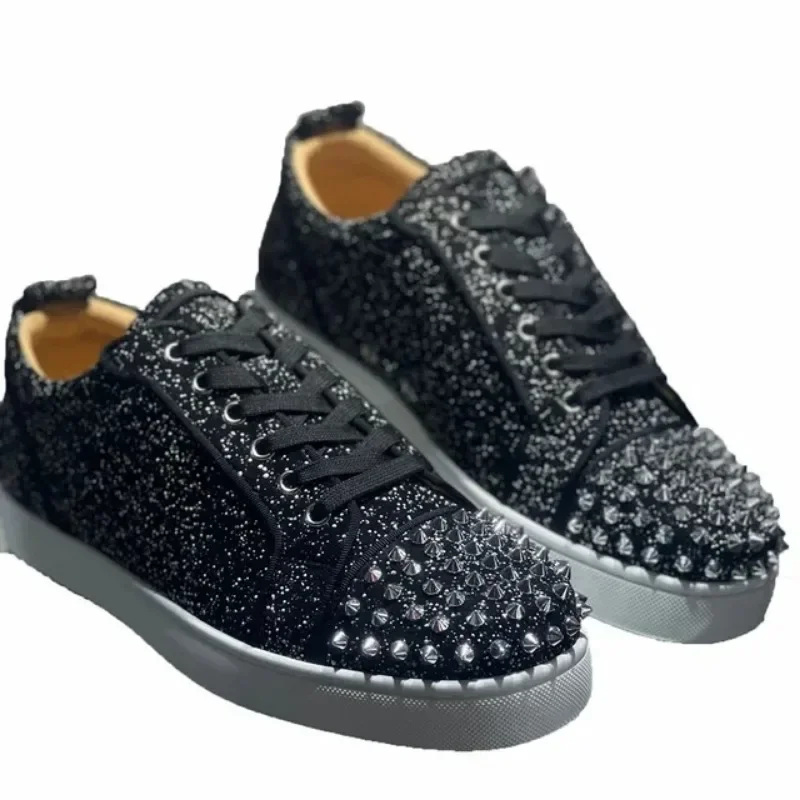 Low Top Women Red Bottom Shoes For Men Luxury Trainers Driving Spiked Bar Silver Rivets Black Glitter Genuine Leather White Sole
Low Top Women Red Bottom Shoes For Men Luxury Trainers Driving Spiked Bar Silver Rivets Black Glitter Genuine Leather White Sole