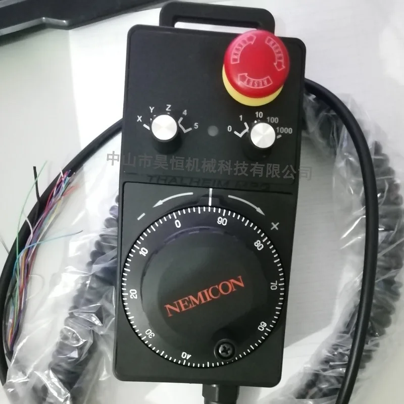 Электронное ручное колесо, Φ, обрабатывающий центр удерживает ручное колесо. 
Электронное ручное колесо, Φ, обрабатывающий центр удерживает ручное колесо.