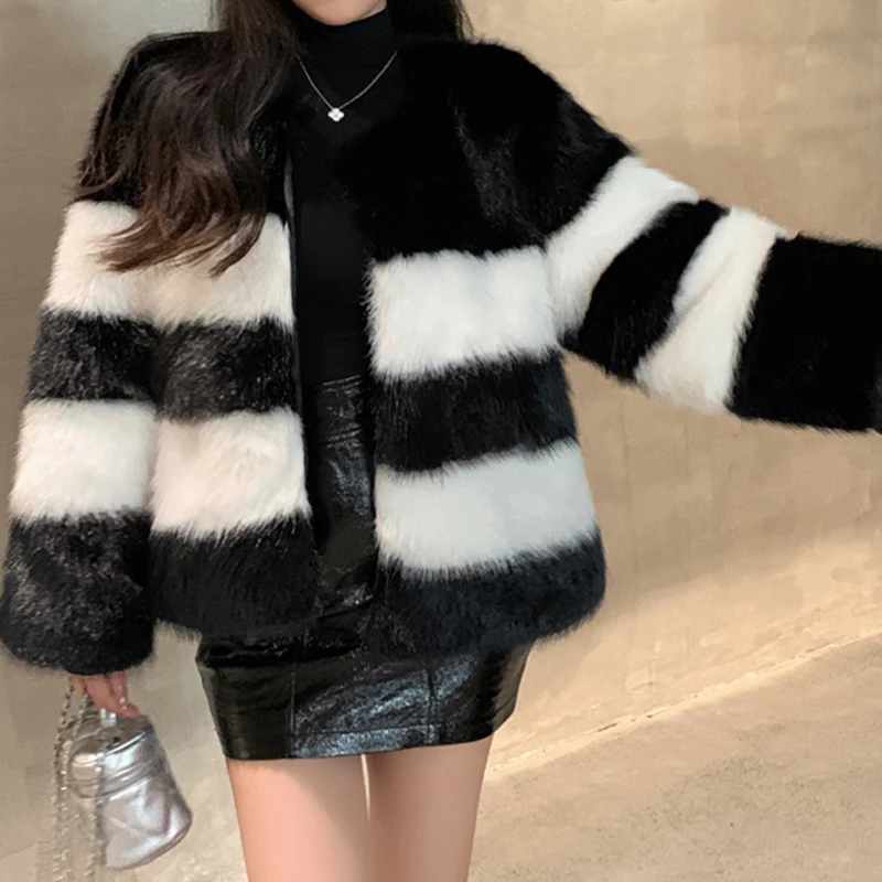 

Женское короткое приталенное пальто, черно-белое контрастное пальто из искусственного лисьего меха, зима 2023