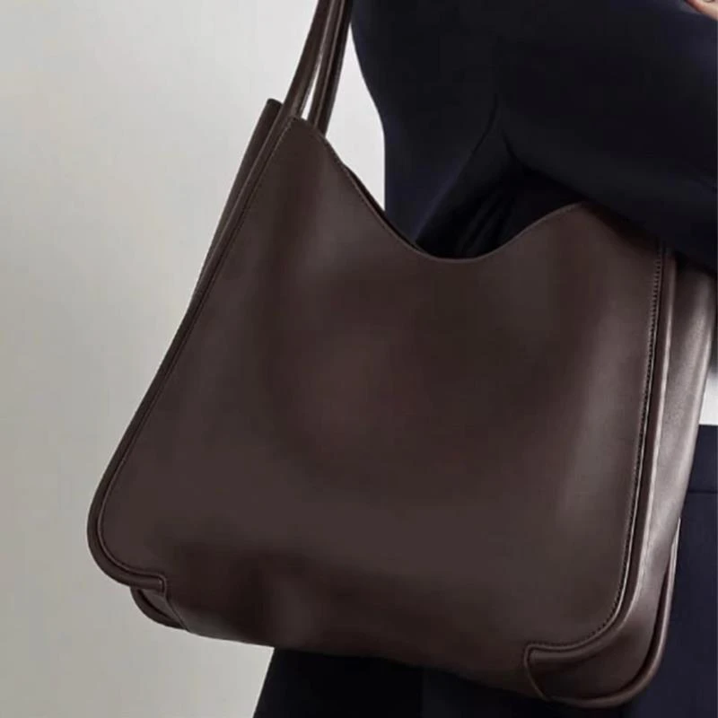 Retro Minimalist Rose Commuter Leather One-shoulder Underarm Tote Bag For Women
Retro Minimalist Rose Commuter Leather One-shoulder Underarm Tote Bag For Women