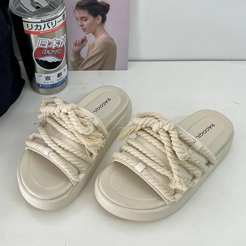 Женские шлепанцы с перекрестной шнуровкой, новинка 2023, женская повседневная обувь, женские модные шлепанцы на платформе, женские джинсовые пляжные сандалии с открытым носком
Женские шлепанцы с перекрестной шнуровкой, новинка 2023, женская повседневная обувь, женские модные шлепанцы на платформе, женские джинсовые пляжные сандалии с открытым носком